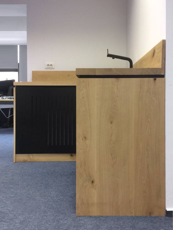 Vedere laterală cu placa din stejar și grilaj din tablă neagră de oțel