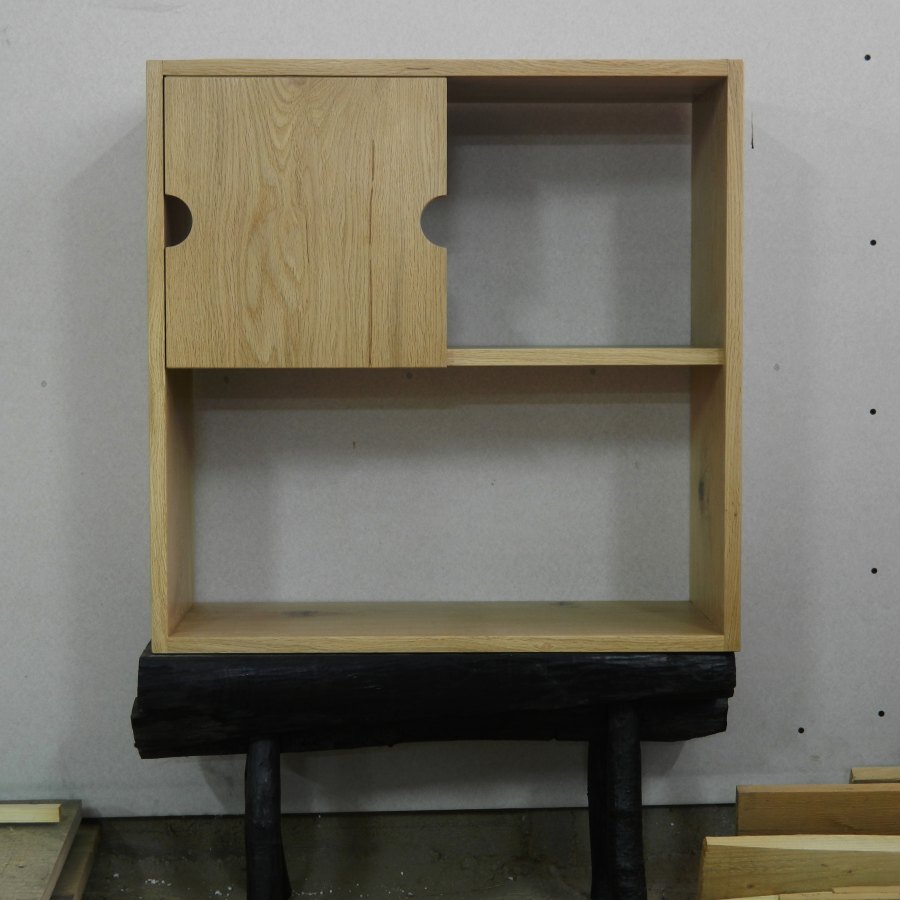 Raft din lemn cu casetă pătrată lipit de perete