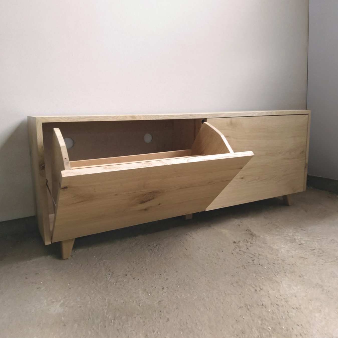 Comoda pentru pantofi cu ușa deschisă și orificiile de aerisire în placa din spate