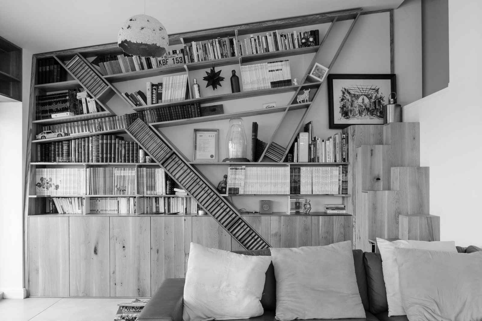 Vedere de ansamblu a bibliotecii finalizate cu rafturi oblice și dulapurile în trepte în partea laterală