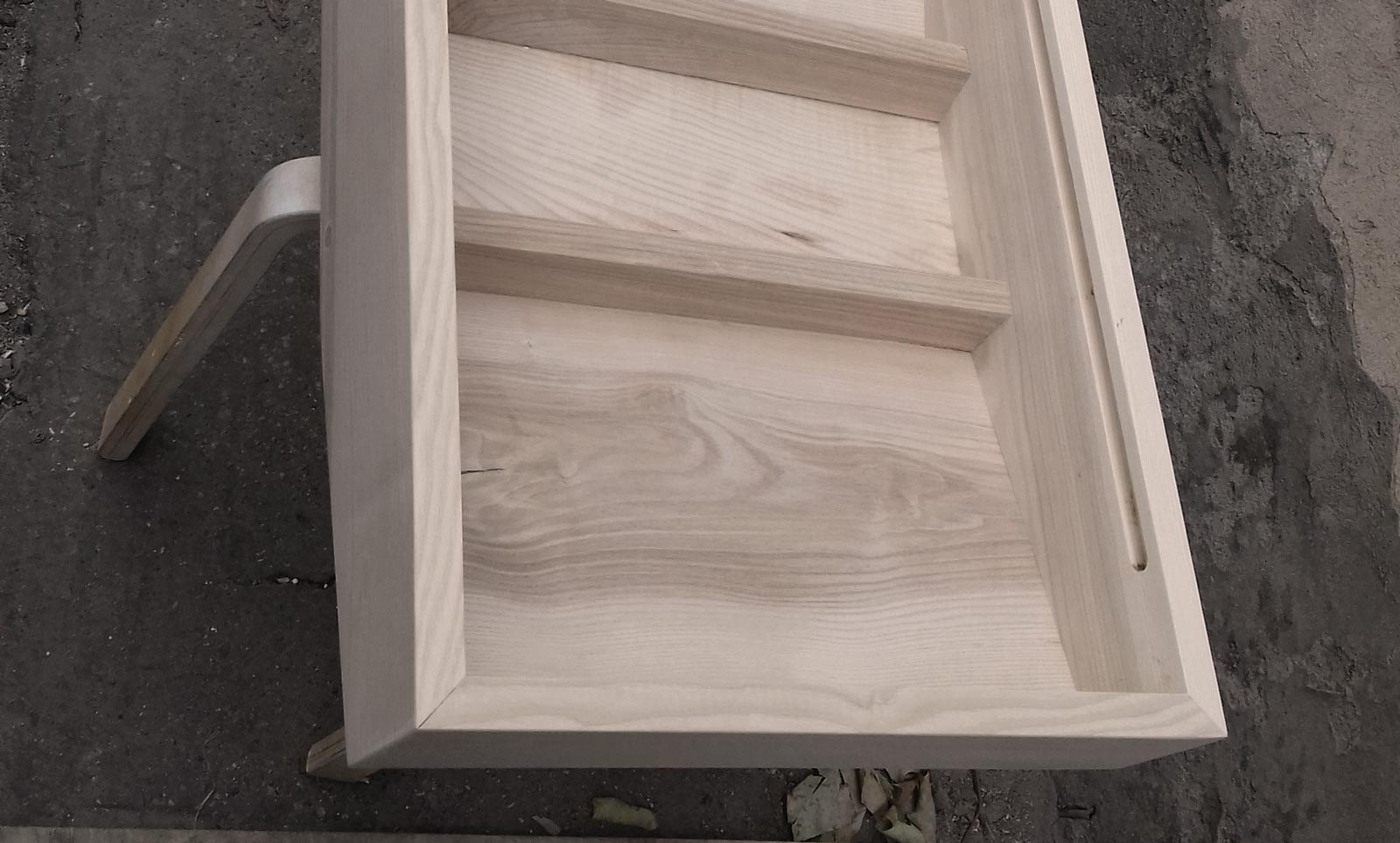 Sertar cu placa de fund din lemn și frezări pentru sistemul de glisare