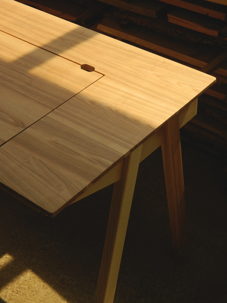 birou din lemn de frasin T20, detaliu de blat cu trapă în lumină naturală