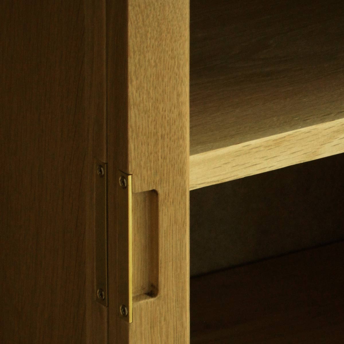 Detaliu cu mânere frezate și inserție de alamă pentru acționarea ușilor glisante