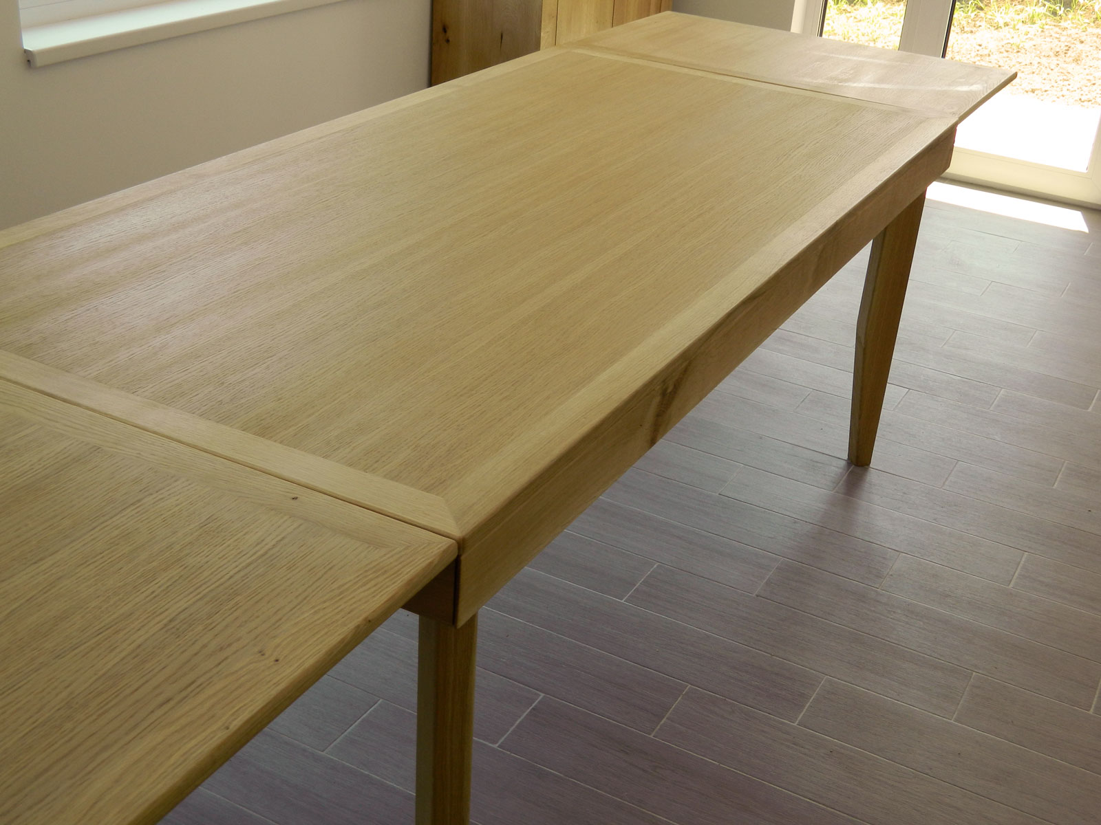 Vedere de ansamblu a mesei cu extensiile montate în configurația pentru 12 persoane