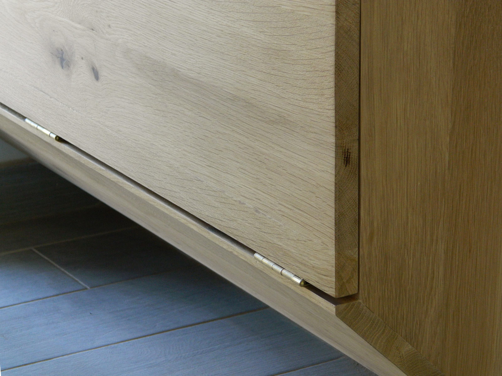 Detaliu balamale alămite cu ușă rabatabilă din stejar masiv