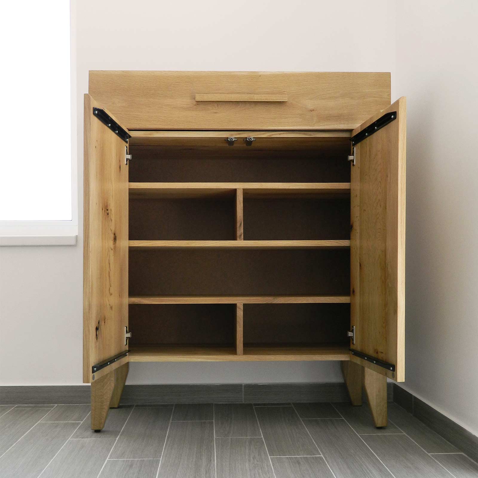 Vedere frontală a dulapului cu uși deschise și organizarea interioară a polițelor cu rafturi și verticale