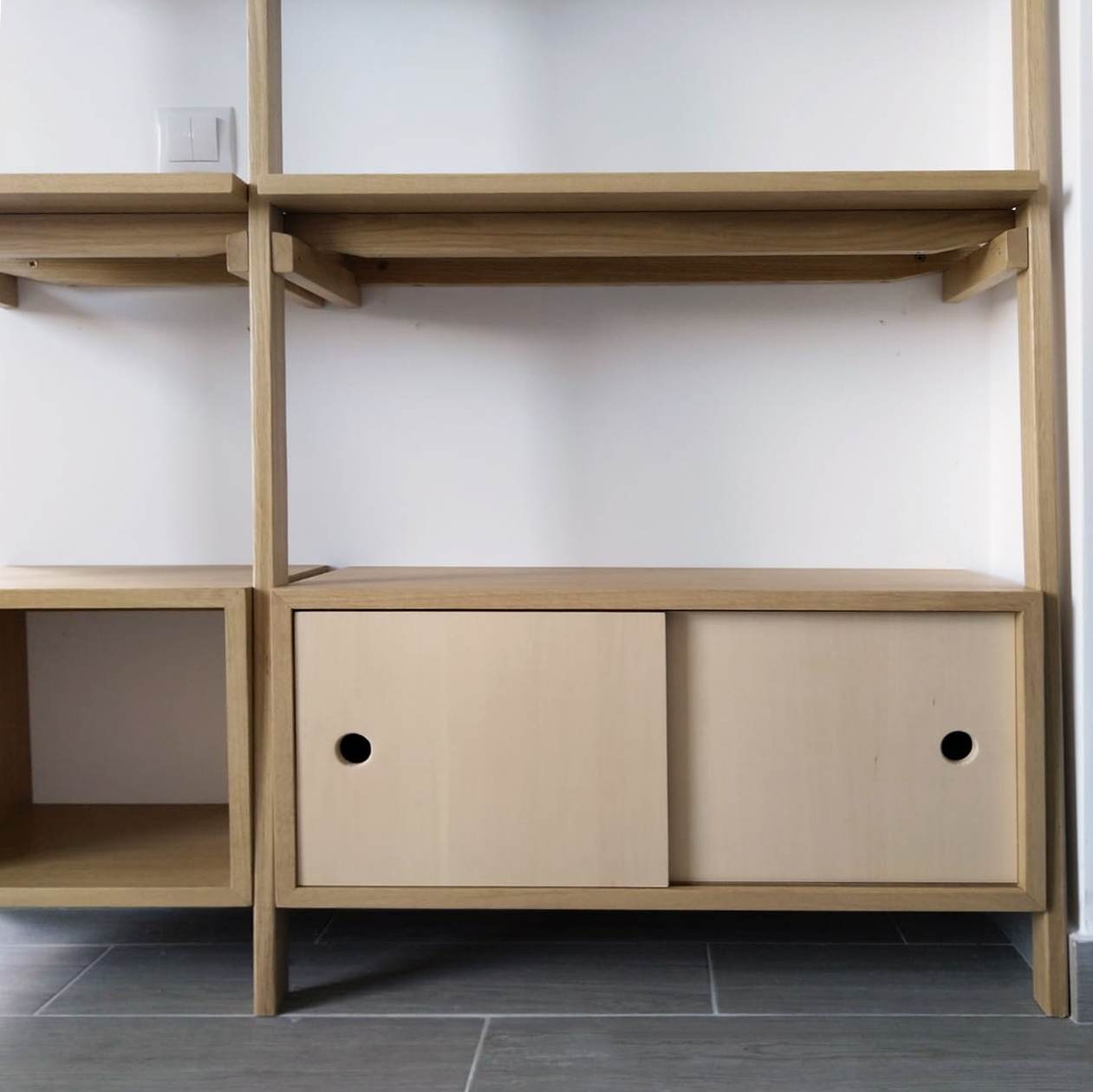 Detaliu cu uși glisante din lemn cu mâner perforat