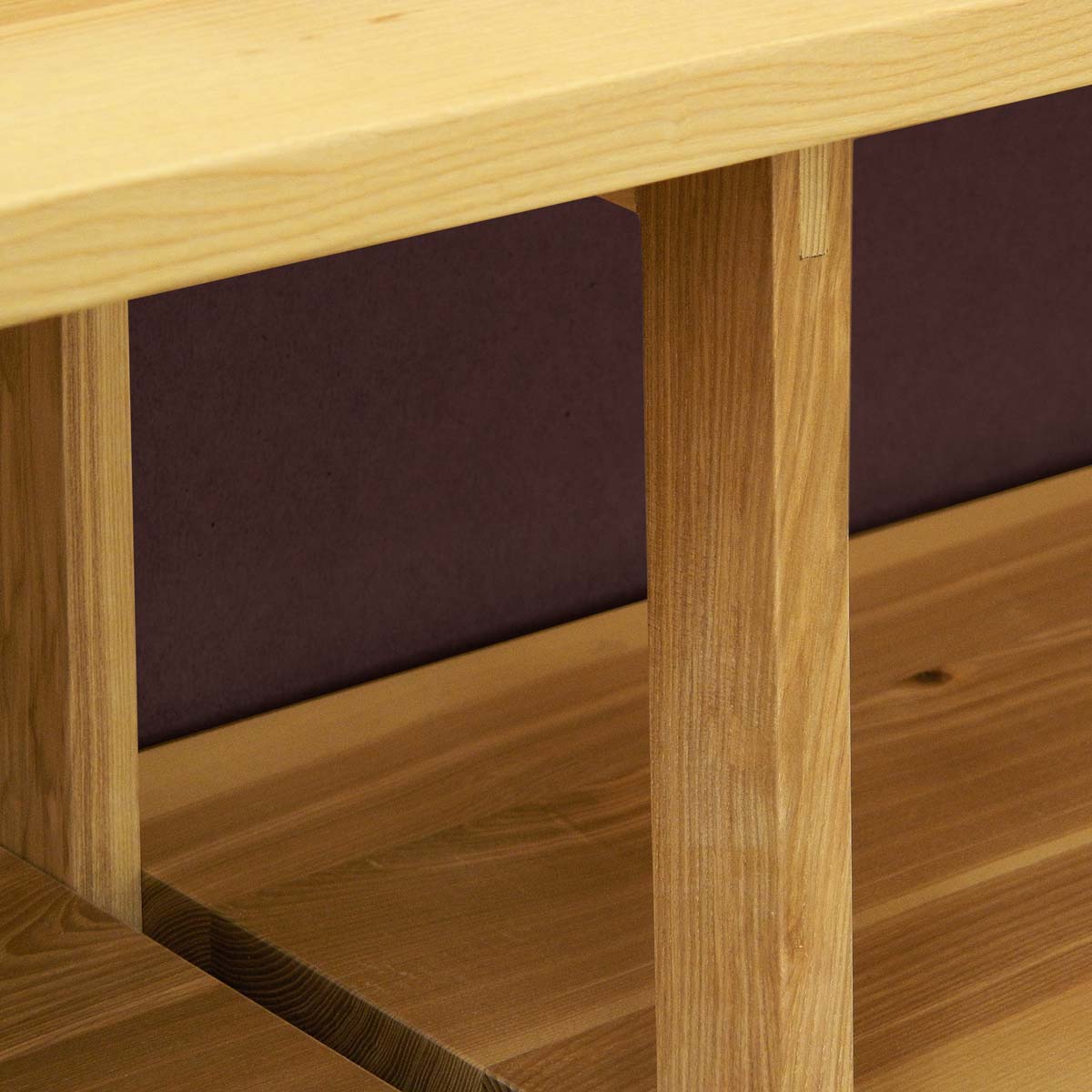 Detaliu de mobilier din lemn cu îmbinări vizibile