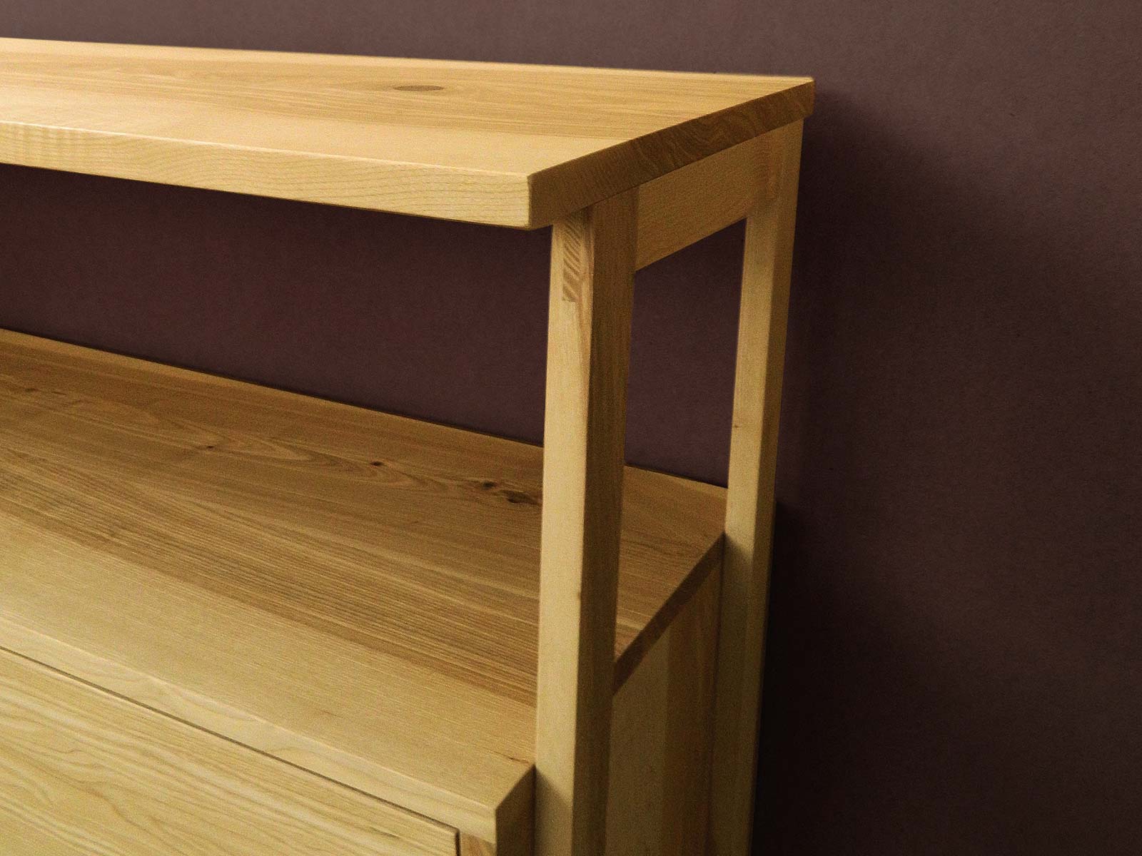 Detaliu de colț cu blat și ramă de legătură, comodă din frasin