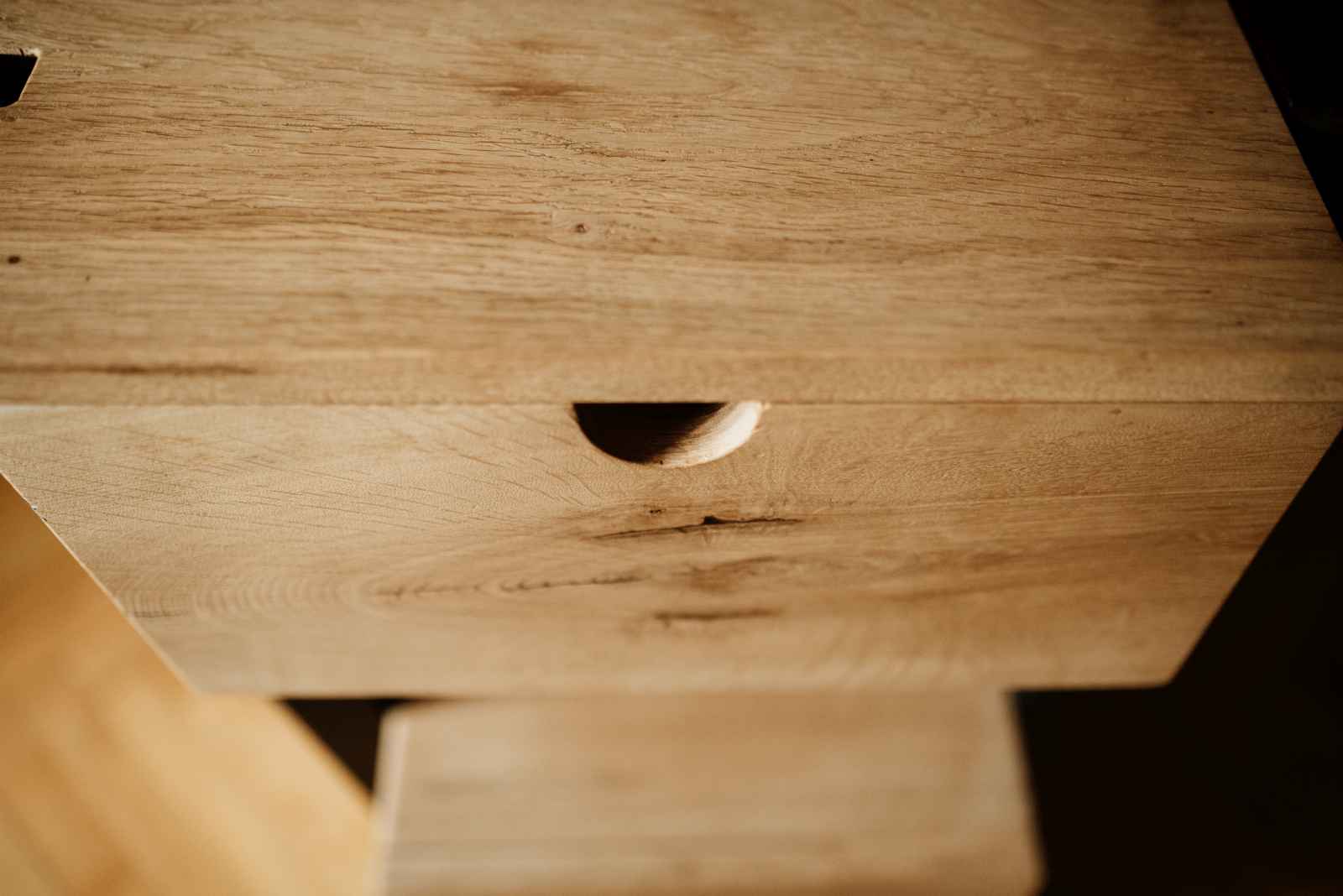 Detaliu față de sertar din stejar cu decupaj semicerc