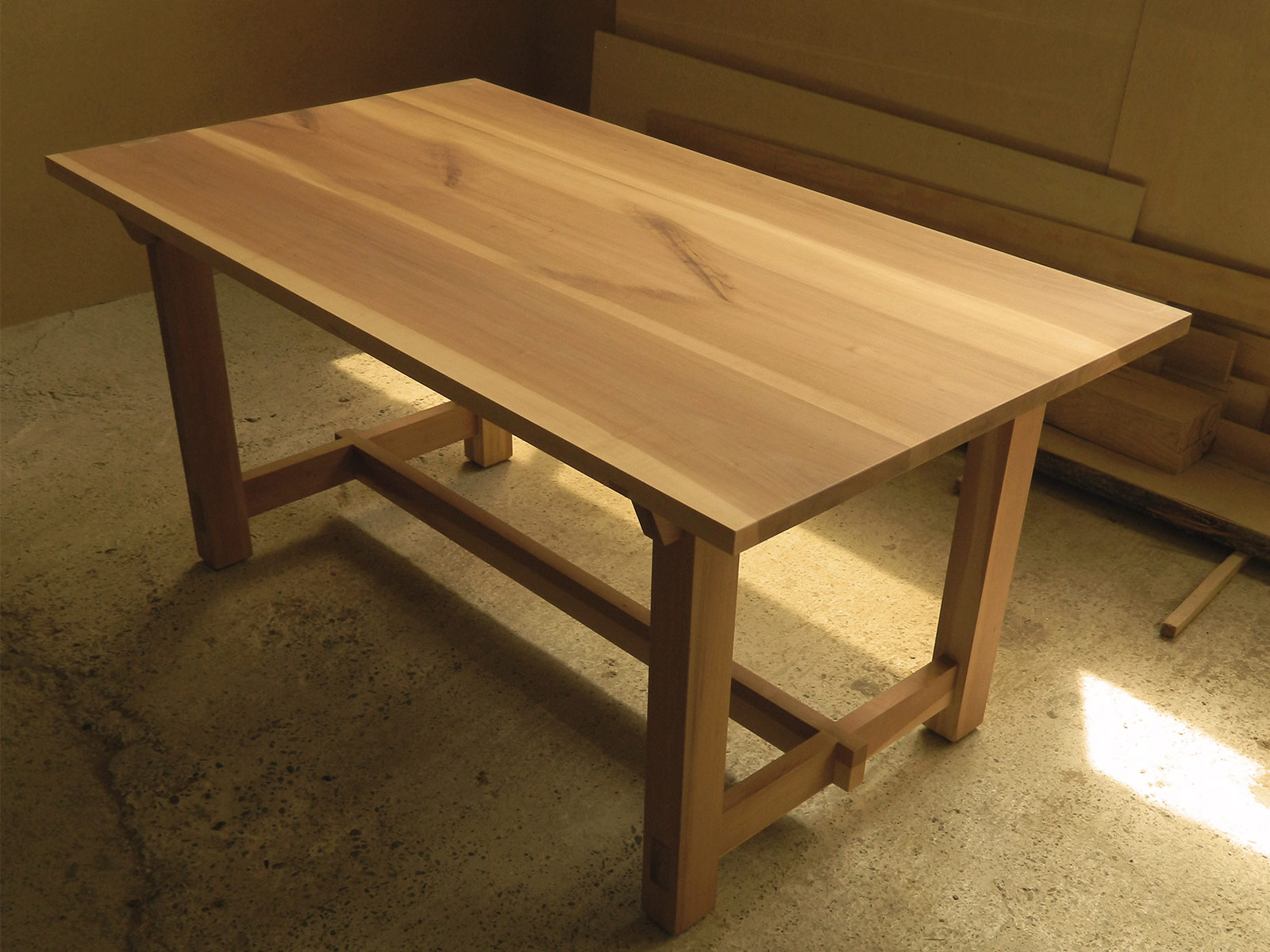 Masă cu cadru din lemn de sorb în atelierul de tâmplărie