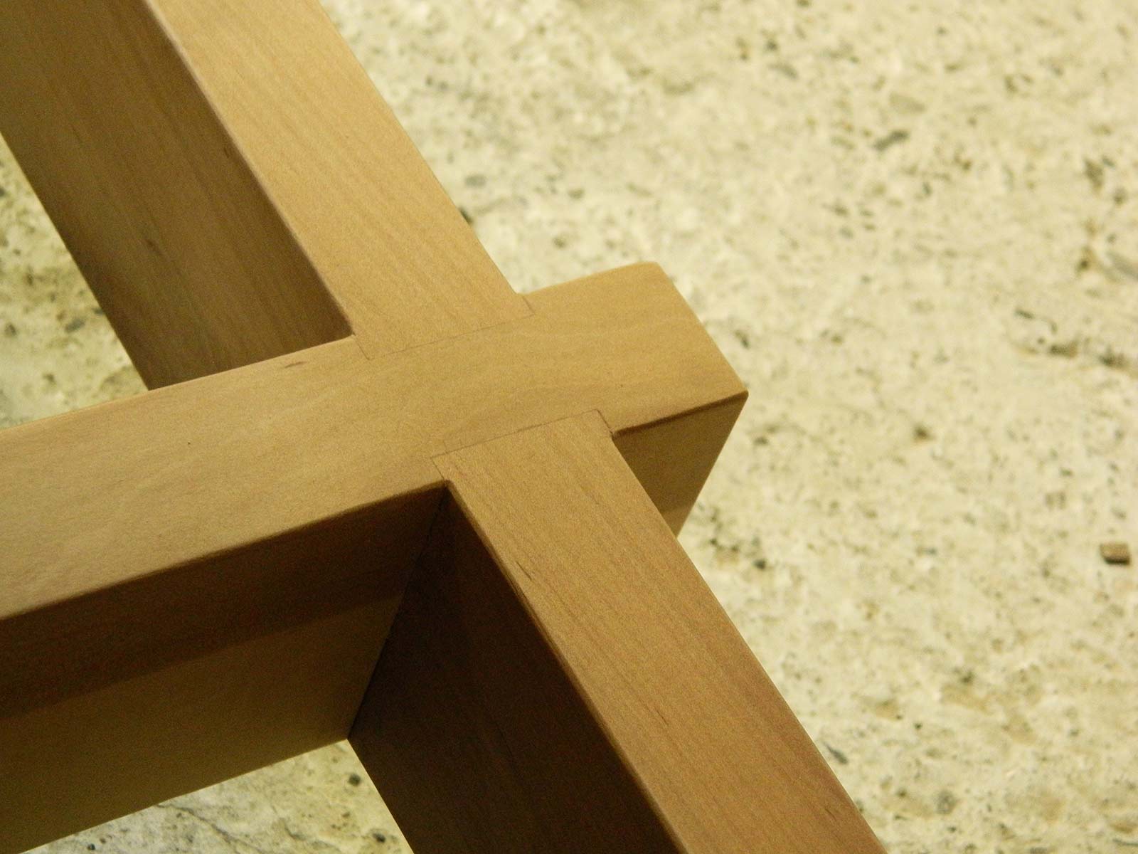 Detaliu de îmbinare în cruce pe jumătăți de grosime