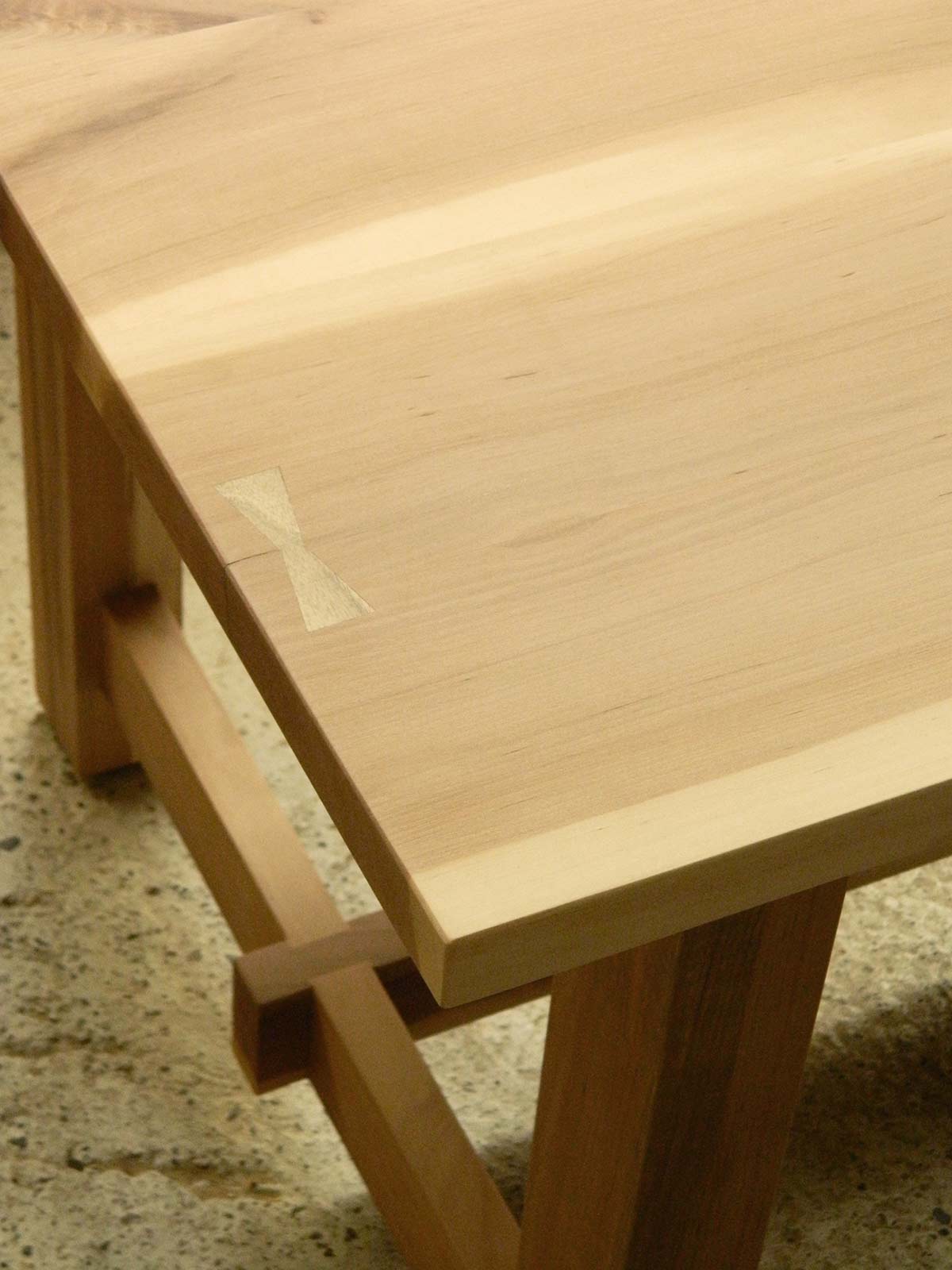 Cheiță în formă de papion din lemn de nuc