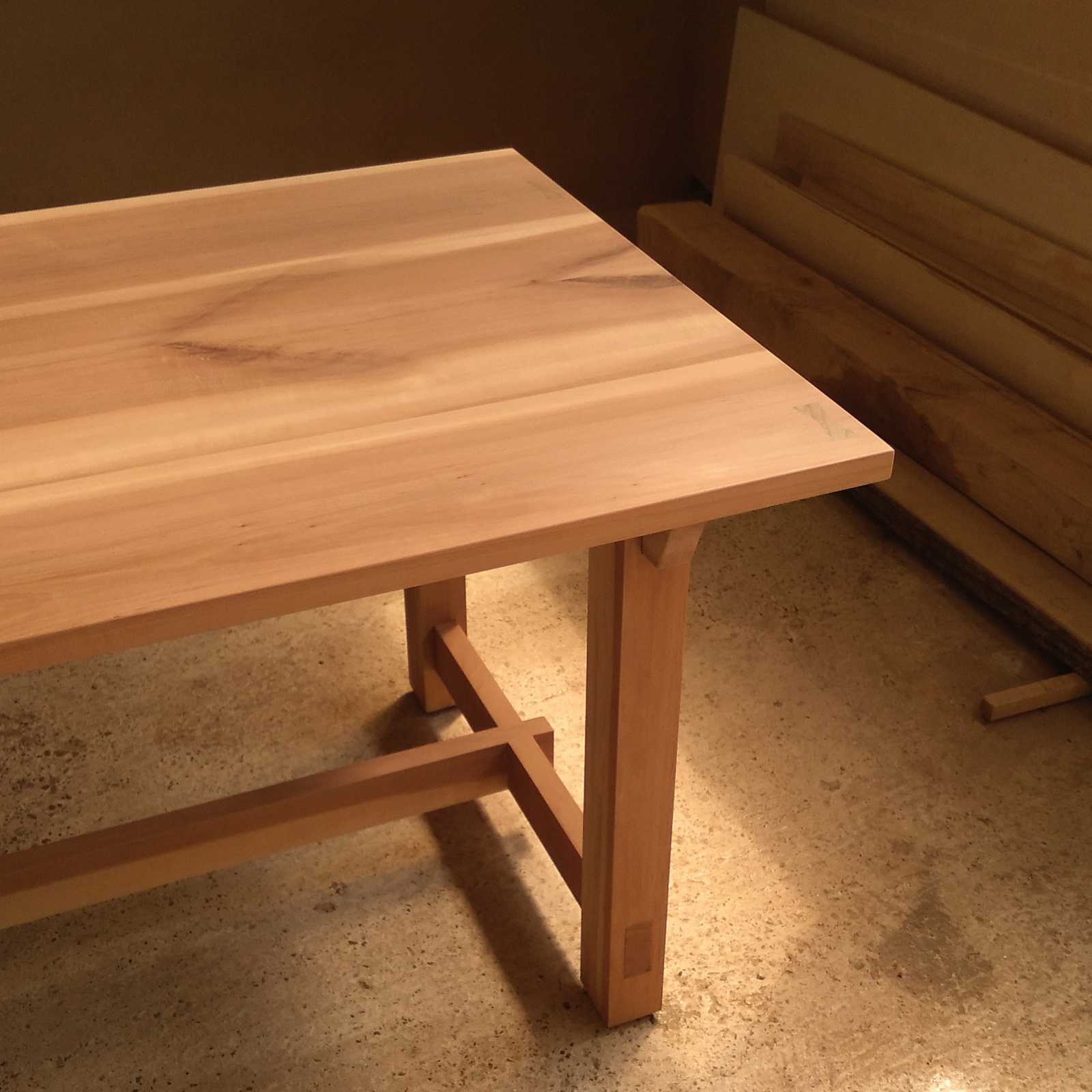 Masă din lemn de sorb, vedere laterală