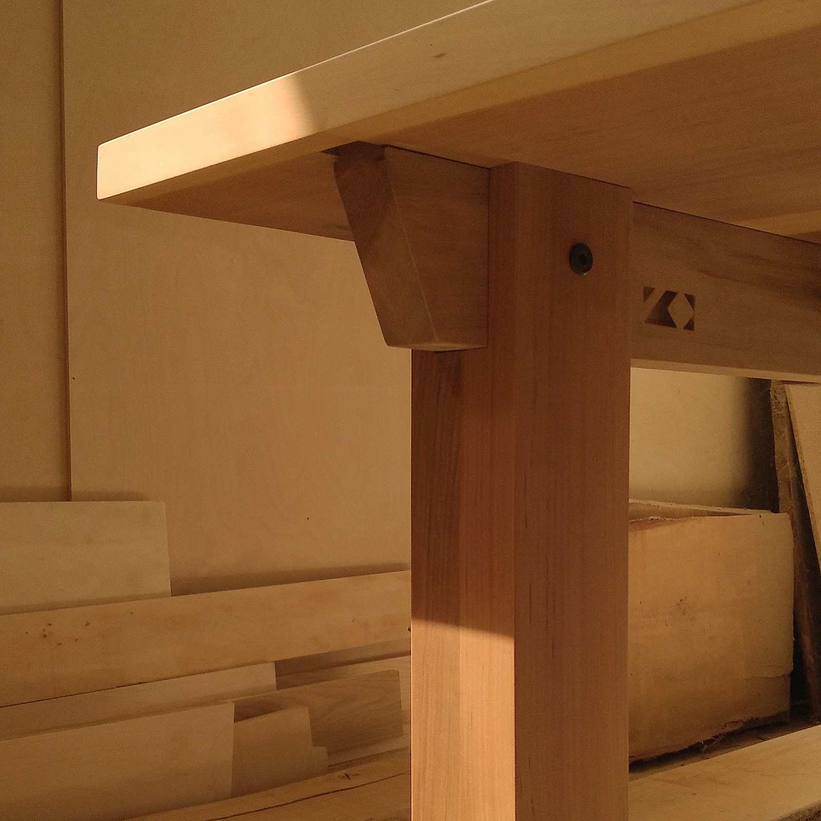 Îmbinare tradițională a chingii transversale în coadă de rândunică sub blatul din lemn de sorb