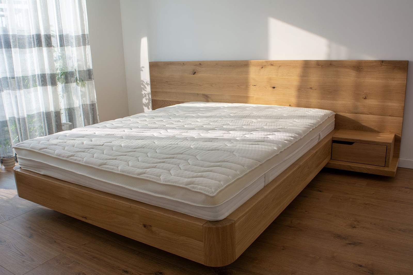 Pat din stejar cu colțuri rotunjite și tăblie din lemn masiv, imagine de ansamblu