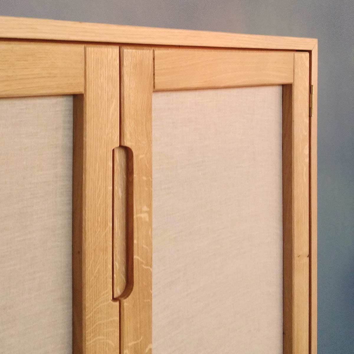 Detaliu cu mânerul frezat cu formă rotunjită și ramele de ușă