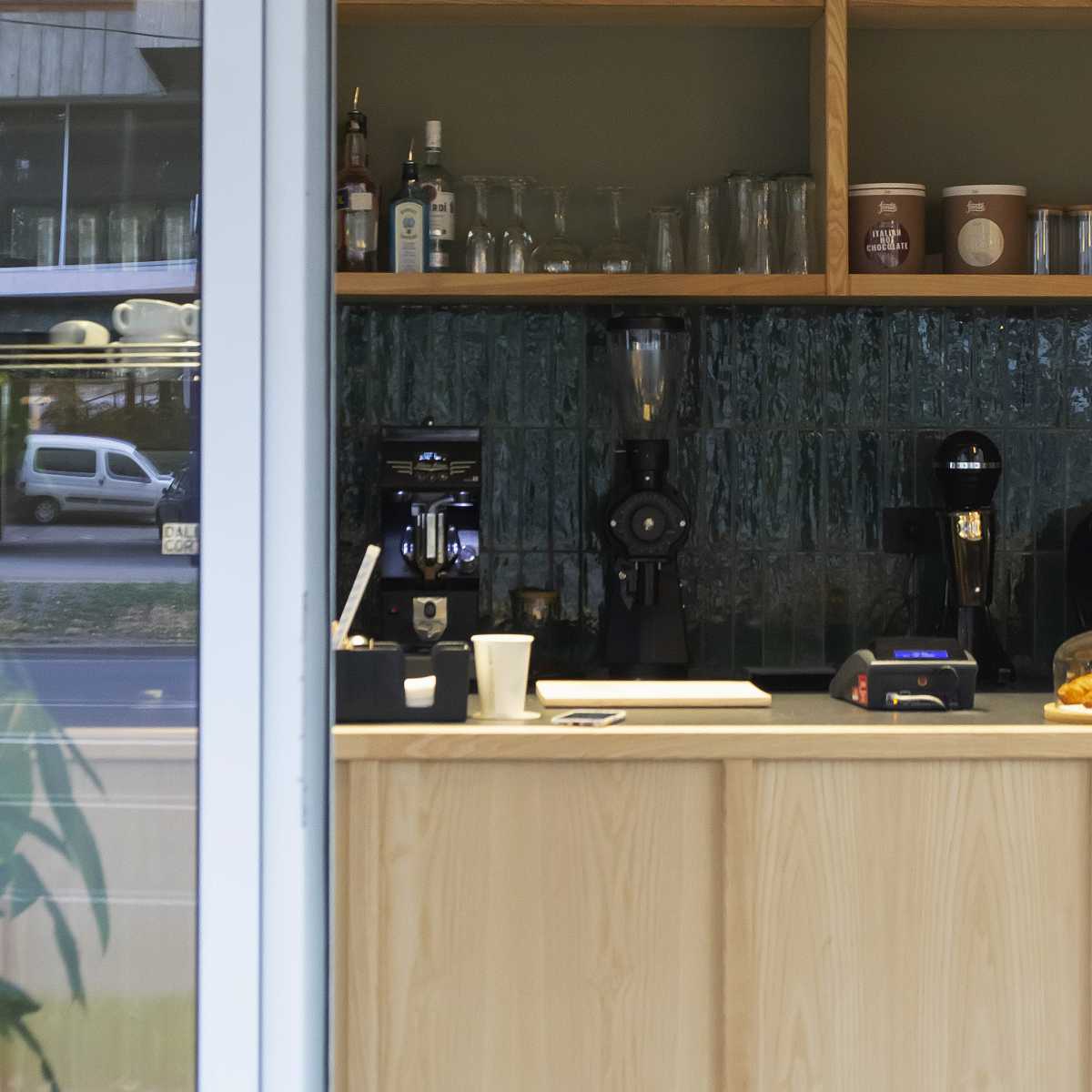 Blat de servire în cafenea cu rafturi pentru produse în spate