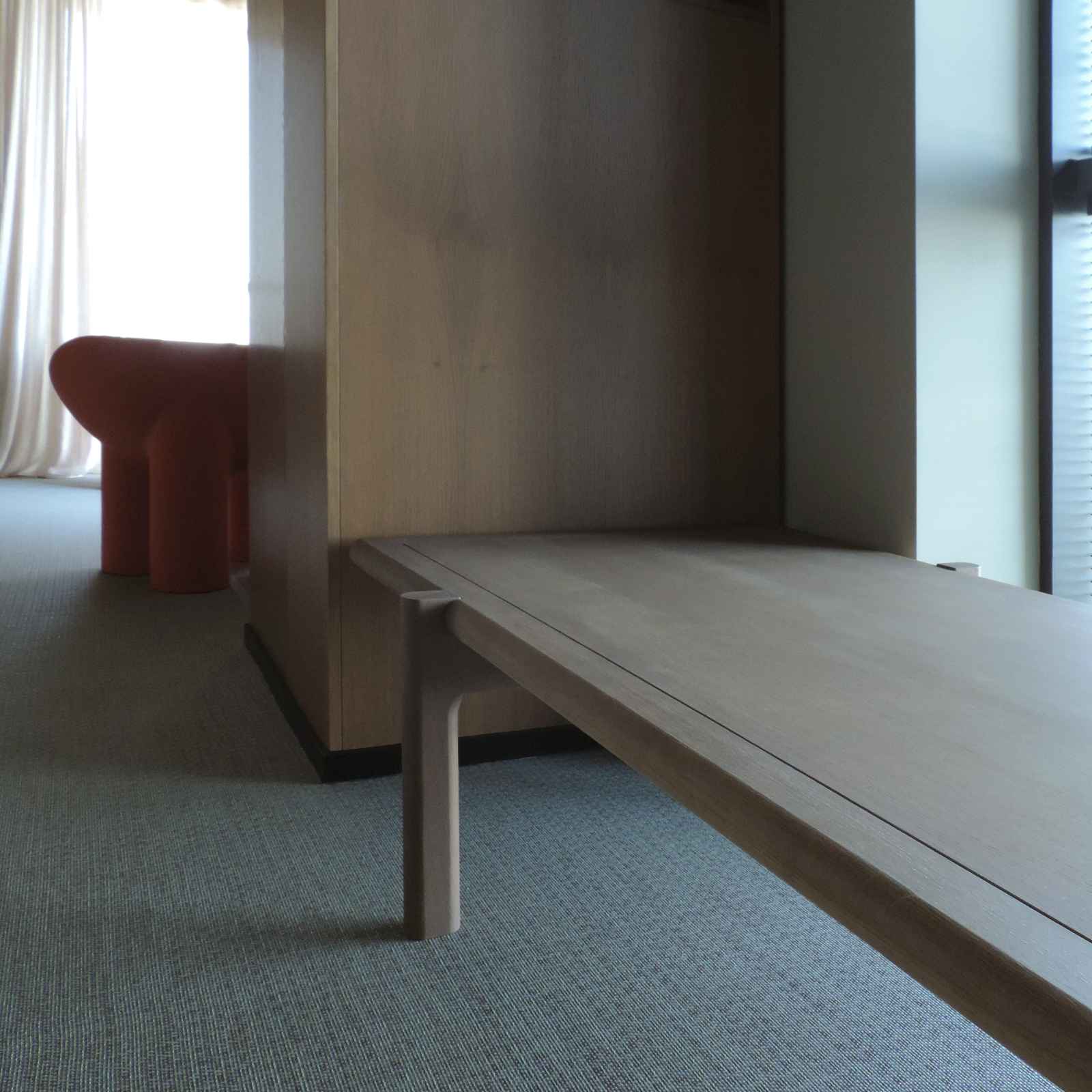 Vedere cu bancheta spre camera de zi