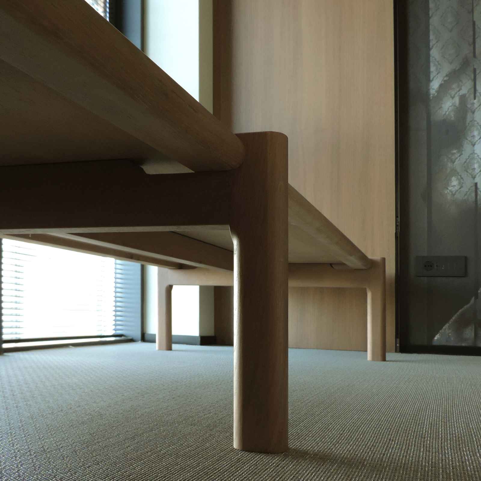 Imagine de detaliu de sub blat cu cadrul de lemn cu îmbinări și decupaje