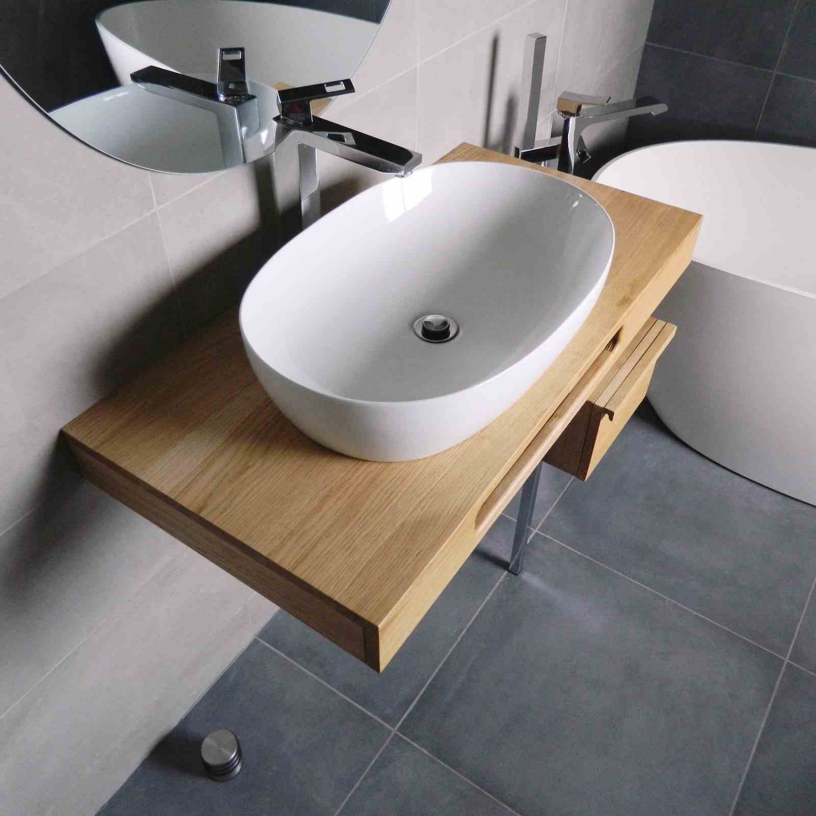 consolă modernă pentru chiuvetă din lemn de stejar masiv cu baterie și chiuvetă ceramică