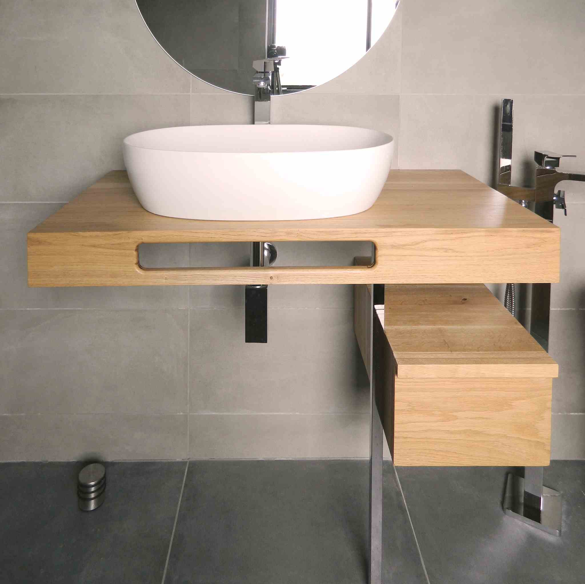 blat pentru chiuvetă din lemn de stejar cu suport de prosop, picior cromat și corp separat de depozitare cu sertar