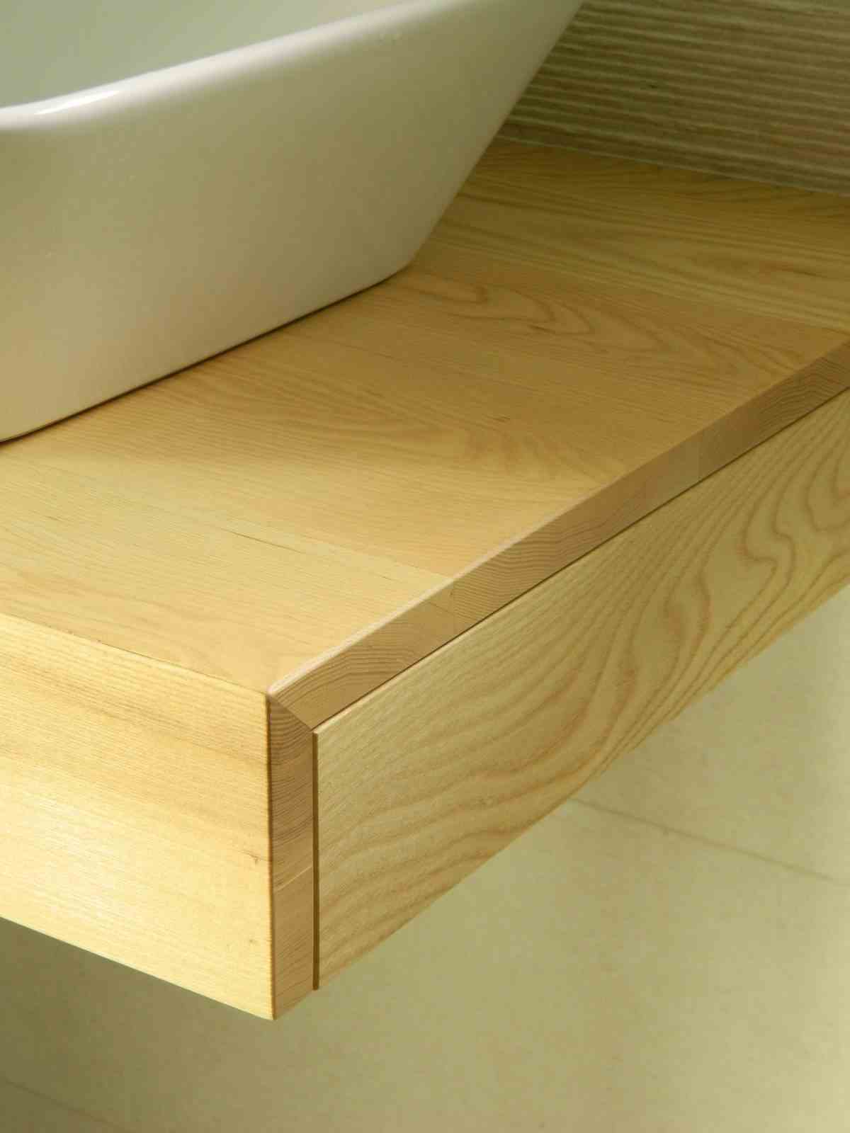 detaliu cu îmbinarea plăcilor de lemn de frasin în lateralul consolei de baie