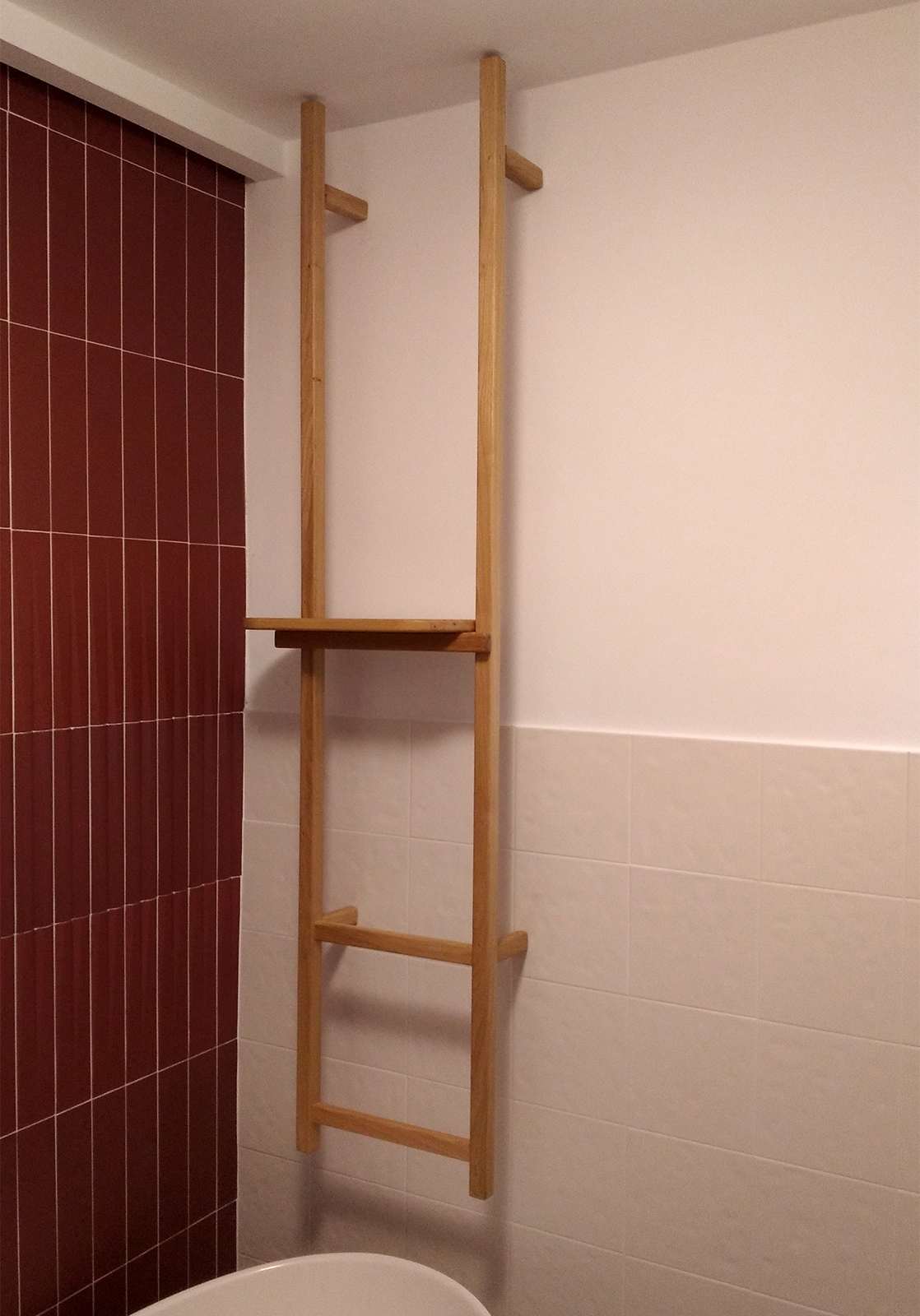 suport de prosoape pentru baie realizat din lemn de stejar cu lac rezistent la umezeală