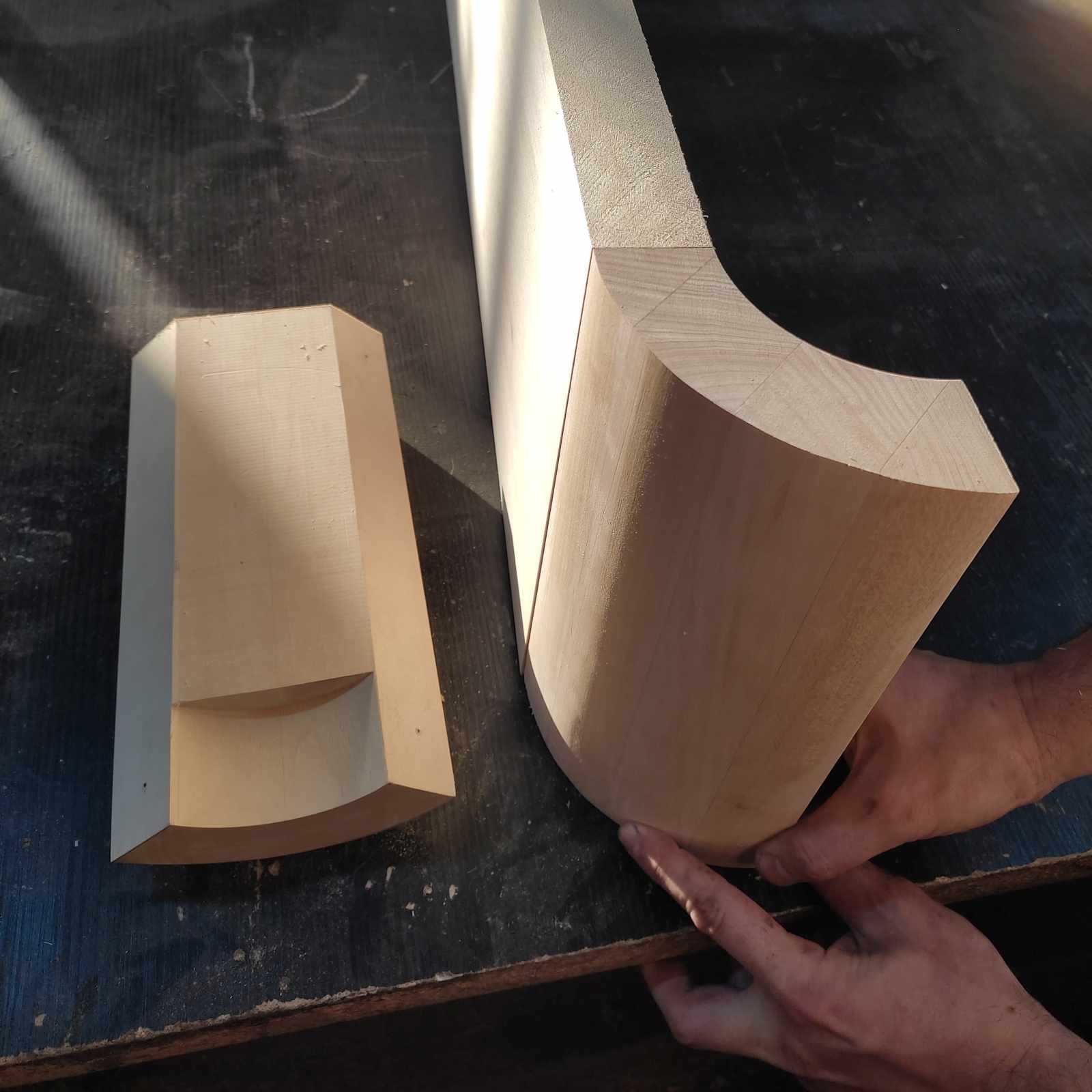 Piese de lemn ce compun colțul rotunjit al cadrului de pat, în stadiu nefinisat