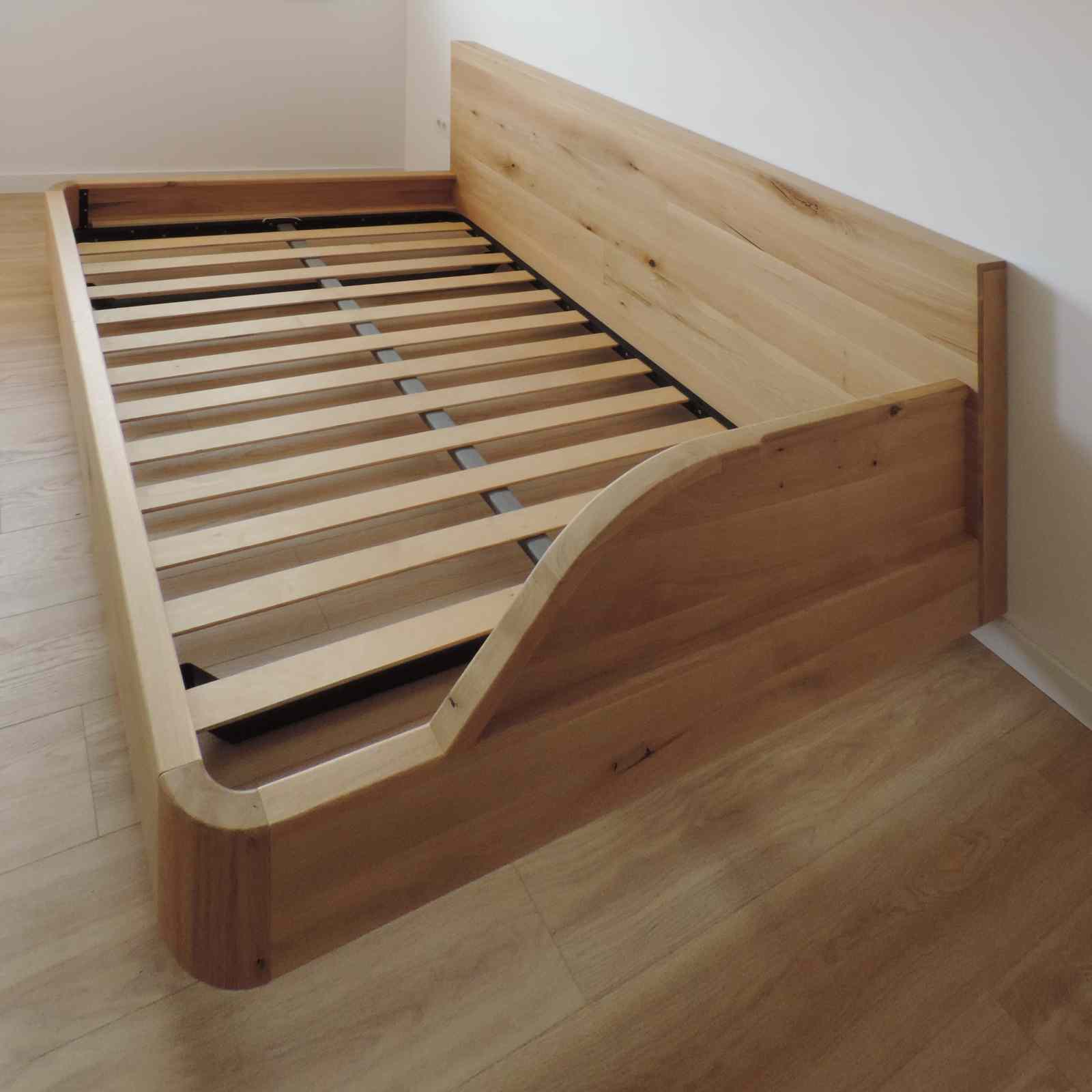 Pat din lemn de stejar cu colturi rotunjite, tablie la perte si tablie transversala cu maner curbat