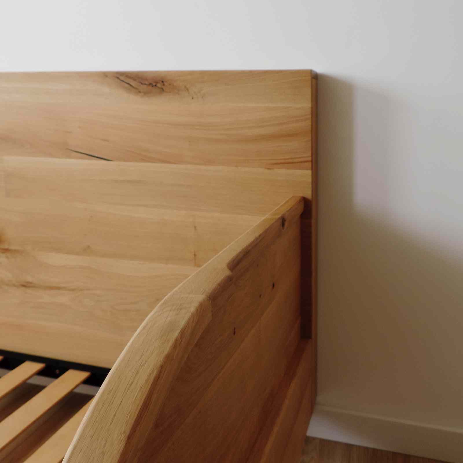 Imagine de aproape cu rama curbata a patului de tip recamier