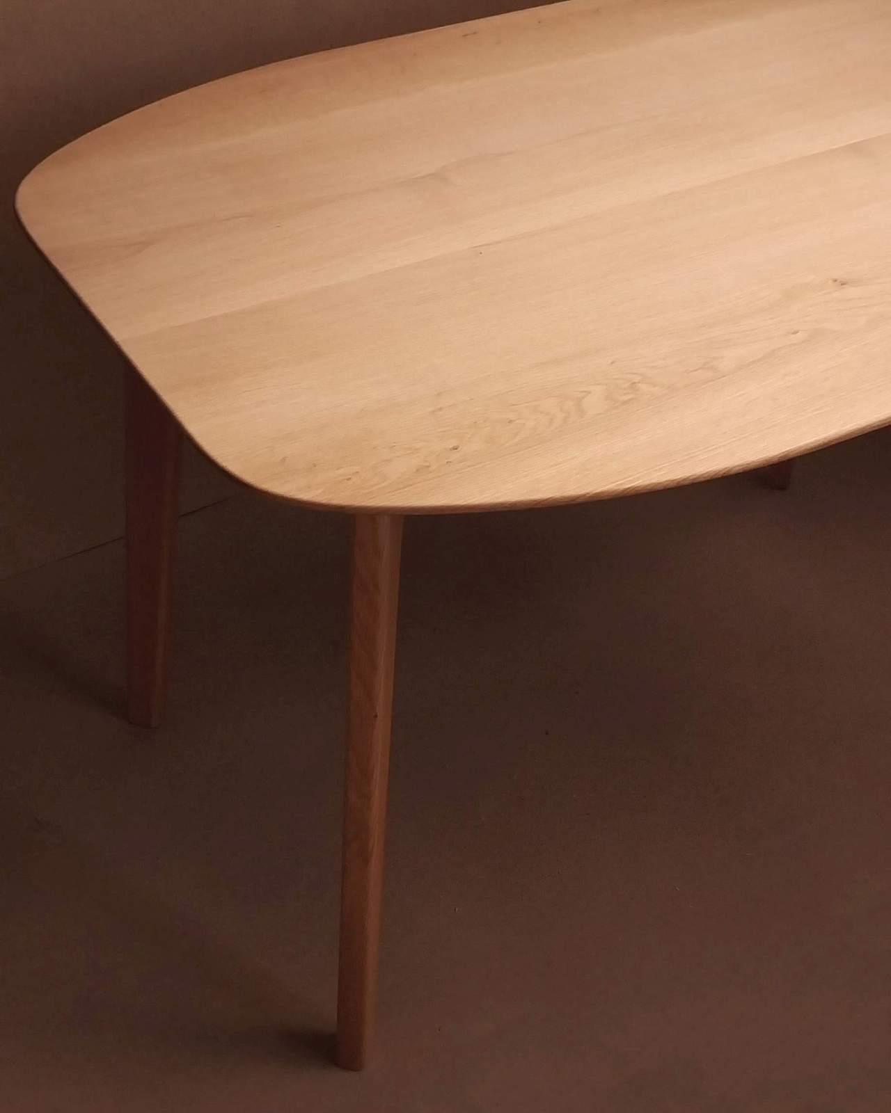 Blat din stejar cu forma curba, cu capatul mesei drept