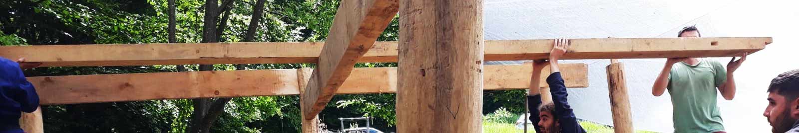 Școala de la Bunești, contrucția unei structuri cu grinzi din lemn