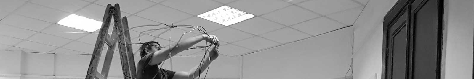 instalare lucrări de artă