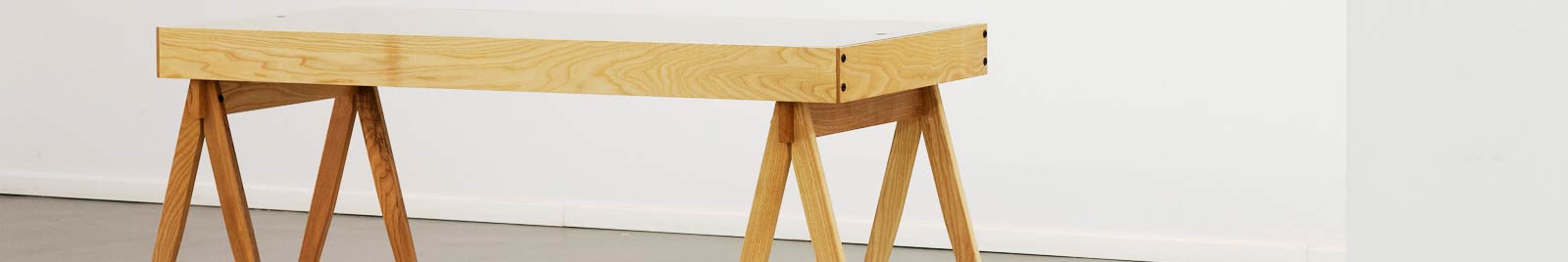 Structuri și Infrastructuri - mobilier expozițional cu vitrine și capre din lemn de frasin