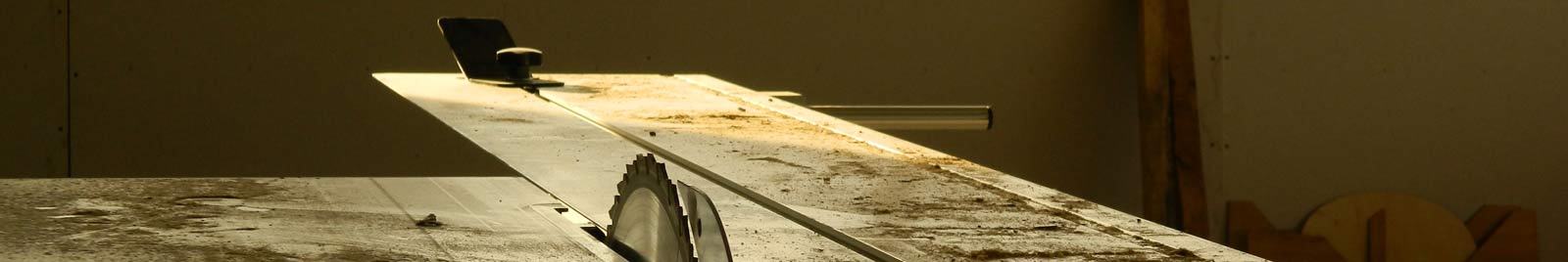 utilaj de tâmplărie circular cu masă mobilă acoperit de rumeguș